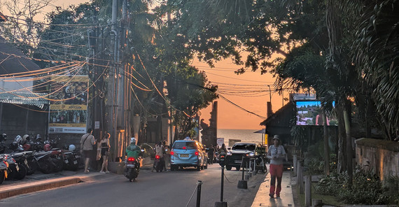 Sonnenuntergang in Seminyak in einer urbanen Straße.