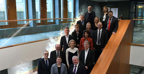 Mitglieder des Hightech-Forums. In der Mitte Prof. Katharina Hölzle und Prof. Patrizia Nanz (2. u. 3. von unten). Foto: BMBF. Mitglieder des Hightech-Forums auf Treppe.