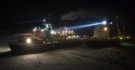 Inmitten der Polarnacht vollziehen die Teilnehmer der MOSAiC-Expedition in diesen Tagen einen logistisch aufwendigen Schichtwechsel: Rund 100 Personen tauschten die Plätze zwischen dem Forschungseisbrecher Polarstern, der seit Oktober mit dem arktischen Meereis driftet, und dem russischen Versorgungseisbrecher Kapitan Dranitsyn. Foto: Esther Horvat.