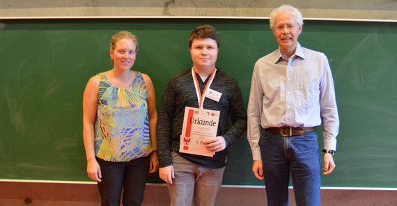 Der Sieger der Informatik-Olympiade 2019, Nico Grimm (Klasse 10) vom Albert-Schweitzer-Gymnasium in Eisenhüttenstadt (Mitte). Foto: Alexander Hacke. Der Sieger der Informatik-Olympiade 2019, Nico Grimm (Klasse 10) vom Albert-Schweitzer-Gymnasium in Eisenhüttenstadt (Mitte). Foto: Alexander Hacke.