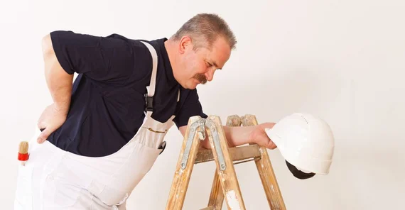 Wenn der Rücken streikt und im wahrsten Sinne des Wortes nichts mehr geht, haben sich zumeist viele kleinere und größere Belastungen summiert. Foto: Fotolia/Cello Armstrong