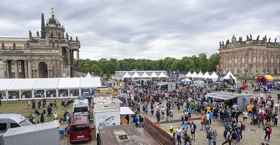 Blick über das Veranstaltungsgelände des Firmenlaufs 2025