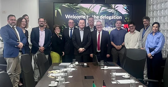 Delegation der Universität Potsdam mit Repräsentanten der Partneruniversität Campinas (UNICAMP). Die Menschengruppe steht am Kopfende eines Konferenztisches und posiert für die Kamera.t
