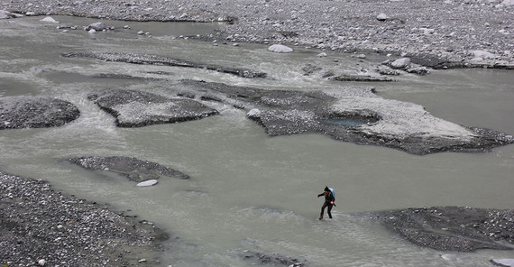 Natalie Lützow crosses the meltwater stream of the Lituya Glacier.