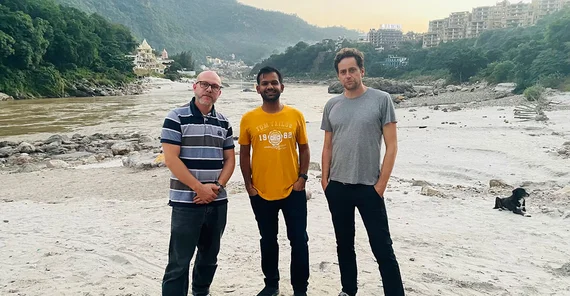 Dr. Jürgen Mey (l.) und Prof. Ankit Agarwal (m.) am Ganges zusammen mit dem Potsdamer Kollegen Dr. Wolfgang Schwanghart (r.).