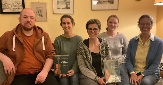 Das Team der Autorinnen und Autoren des „Übungsbuchs zur Stochastik“. Fünf Personen