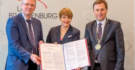 Christoph Meinel, Direktor und Geschäftsführer des Hasso-Plattner-Instituts, Wissenschaftsministerin Martina Münch und Oliver Günther, Präsident der Universität Potsdam, präsentieren den Kooperationsvertrag, die Grundlage der neuen Digital Engineering Fakultät der Universität Potsdam. Foto: Karla Fritze.