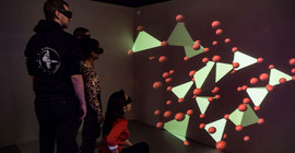 Einführung von Studierenden in die Simulation von Geomaterialien, hier im 3D-Visualisierungs-Labor von Dr. Gerold Zeilinger. | Foto: Corinna Kallich.