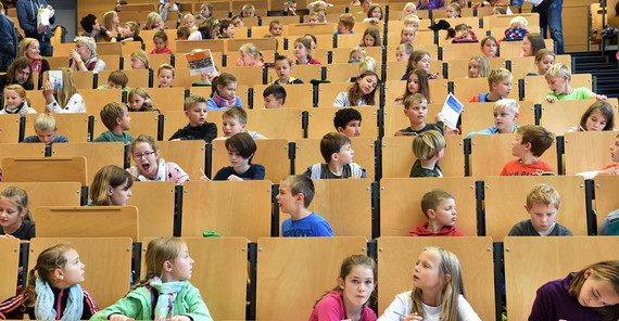 Kinder in einem Hörsaal während einer Vorlesung