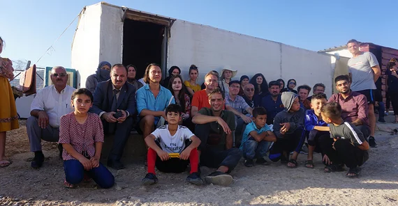Das Foto zeigt eine Gruppe von Menschen im Geflüchteten-Camp Qadir. Das Foto ist von Valentina Meyer-Oldenburg.