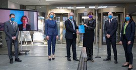 Übergabe des EFI-Jahresgutachtens an Bettina Stark-Watzinger, Bundesministerin für Bildung und Forschung. Von links nach rechts: Prof. Dr. Till Requate, Prof. Dr. Irene Bertschek (zugeschaltet), Prof. Dr. Katharina Hölzle (stv. Vorsitzende), Prof. Dr. Uwe Cantner (Vorsitzender), Bundesministerin Bettina Stark-Watzinger, Prof. Dr. Holger Bonin, Prof. Dr. Carolin Häussler.