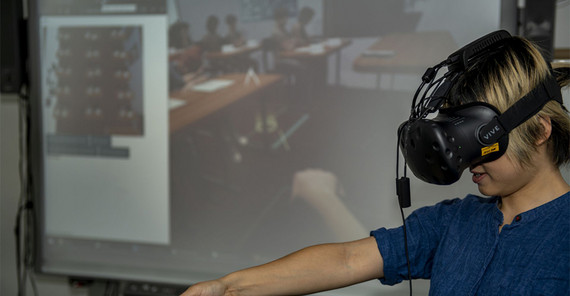 Die Virtual-Reality-Brille im Einsatz. | Foto: Tobias Hopfgarten