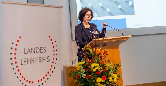 Dr. Kerstin Reibold, Trägerin des Landeslehrpreises 2022 bei ihrer Dankesrede.