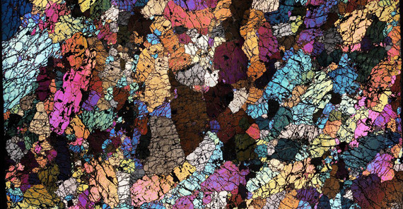 schwarze Fläche mit bunten Abschnitten