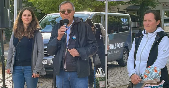 Bürgermeister Burkhard Exner dankt den Aktiven.