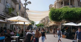 Der Shuk Ha´Carmel, eine volle Shoppingmeile mit vielen kleinen Straßencafés.
