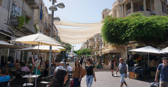 Der Shuk Ha´Carmel, eine volle Shoppingmeile mit vielen kleinen Straßencafés.
