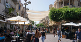 Der Shuk Ha´Carmel, eine volle Shoppingmeile mit vielen kleinen Straßencafés.