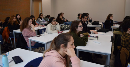 Studierende der TDU Studierende in einem Seminar