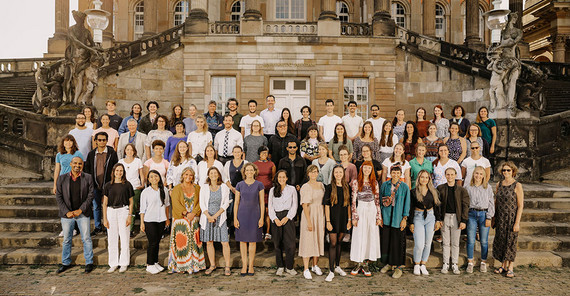 Summer School thematisierte Bildung für nachhaltige Entwicklung und Global Citizenship Die "international Summer School" vor dem Haus 9 am Neuen Palais