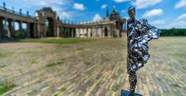 Physischer Voltaire-Preis vor der Kolonnade am Neuen Palais.