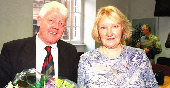 Rektor Prof. Dr. Wolfgang Loschelder gratuliert Dr. Uta Sändig zur Wahl als Vorsitzende des Senats der Universität Potsdam im Jahr 1999. | Foto: Karla Fritze Rektor Prof. Dr. Wolfgang Loschelder gratuliert Dr. Uta Sändig zur Wahl als Vorsitzende des Senats der Universität Potsdam im Jahr 1999. | Foto: Karla Fritze