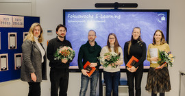 Einige Personen bei einer Preisverleihung