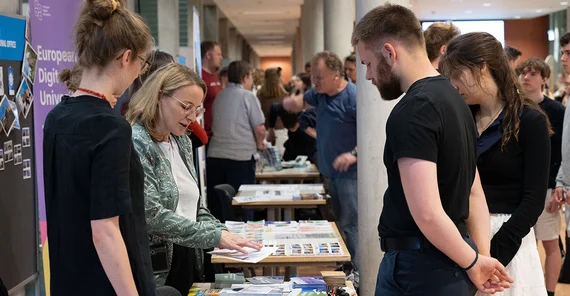 Beratende und Studieninteressierte beim Hochschulinformationstag 2025.