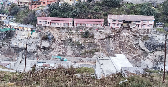 Ein vom Fluss unterspültes Gebäude in der Pilgerstadt Badrinath.