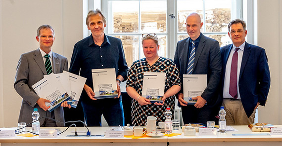 Nach der Vertragsunterzeichnung, Foto: Karla Fritze Nach der Vertragsunterzeichnung, Foto: Karla Fritze
