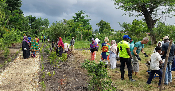 „Taka Taka-Party“ im Botanischen Garten - ein gemeinsamer Arbeitseinsatz. Foto: Dr. Torsten Lipp. „Taka Taka-Party“ im Botanischen Garten - ein gemeinsamer Arbeitseinsatz. Foto: Dr. Torsten Lipp.