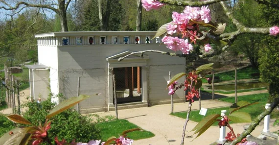 Das Bild zeigt den Paradiesgarten mit Stibadium im Frühling