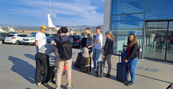 Die Reisegruppe der Studierenden wartet am Flughafen Castellón.