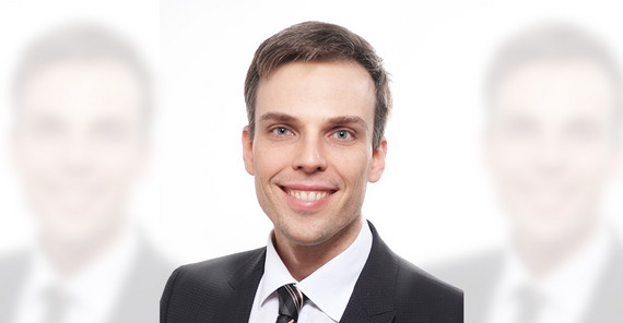 Porträtfoto eines Mannes im Anzug