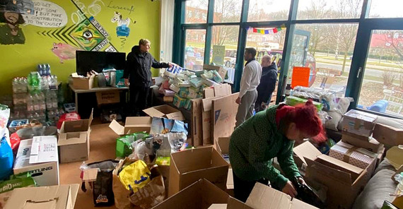 Das Foto zeigt Studierende der Universität Potsdam, die im Golmer Lesecafé Spenden sortieren. Foto: Nadine Brockhaus