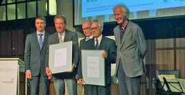 Staatssekretär und MdB Stefan Müller; Preisträger Prof. Hans Joas von der Humboldt-Universität zu Berlin; Martin Stratmann, Präsident der Max-Planck-Gesellschaft; Preisträger Prof. Bryan S. Turner und Prof. Helmut Schwarz, Präsident der Alexander von Humboldt-Stiftung (v.l.n.r.) (Foto: Silke Engel)