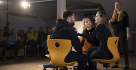 Spielerisch bereiten sich die studentischen Darstellerinnen und Darsteller auf den Schulalltag vor. Foto: Thomas Roese