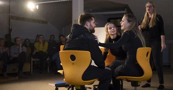 Spielerisch bereiten sich die studentischen Darstellerinnen und Darsteller auf den Schulalltag vor. Foto: Thomas Roese