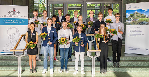 Die diesjährigen Preisträgerinnen und -träger der Dr. Hans Riegel-Fachpreise.