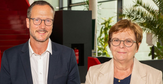 Prof. Dr. Barbara Höhle, Vizepräsidentin für Forschung, wissenschaftliche Qualifizierungsphase und Chancengleichheit (rechts) und Prof. Dr. Philipp Richter, DFG-Vertrauensdozent (links)