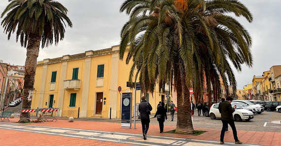 Das Bild zeigt die Stadt Sant’Antioco auf Sardinien. Foto: Juliane Seip