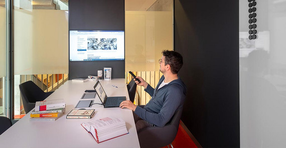 Norman Lingott in der Akustikbox der Selbstlernzone. Das Foto ist von Thomas Roese.