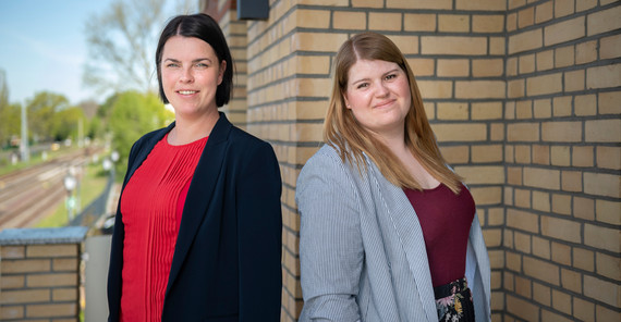 Das Team der Präsenzstelle Velten: Mareen Curran (l.) und Josephine Stolte (r.) | Foto: Thomas Roese Das Team der Präsenzstelle Velten: Mareen Curran (l.) und Josephine Stolte (r.) | Foto: Thomas Roese