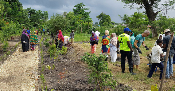 Ehrenamtliche Helferinnen und Helfer im Botanischen Garten Sansibars.