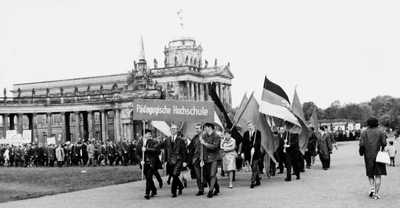 Umzug von Mitarbeitern der Pädagogischen Hochschule, 1960er Jahre. Foto: Fotoarchiv der Universität Potsdam.