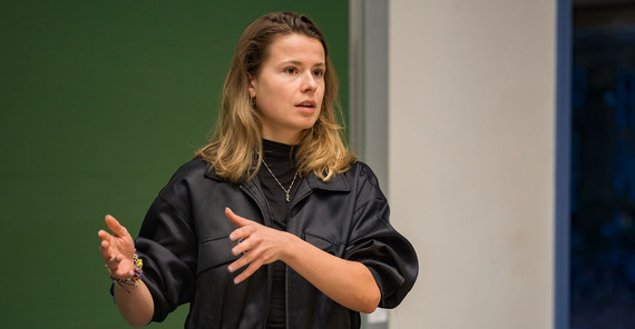 Luisa Neubauer hält einen Vortrag.
