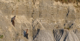 Hochflutsedimente, die während mittelalterlichen Erdbeben in der Nähe von Pokhara/Nepal abgelagert wurden. Links: Dr. Wolfgang Schwanghart, Rechts: Prof. Dr. Anne Bernhardt (FU Berlin).