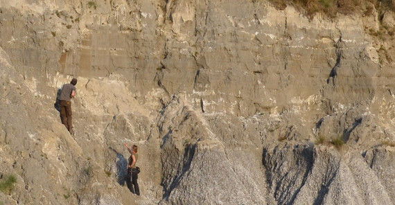 Hochflutsedimente, die während mittelalterlichen Erdbeben in der Nähe von Pokhara/Nepal abgelagert wurden. Links: Dr. Wolfgang Schwanghart, Rechts: Prof. Dr. Anne Bernhardt (FU Berlin).