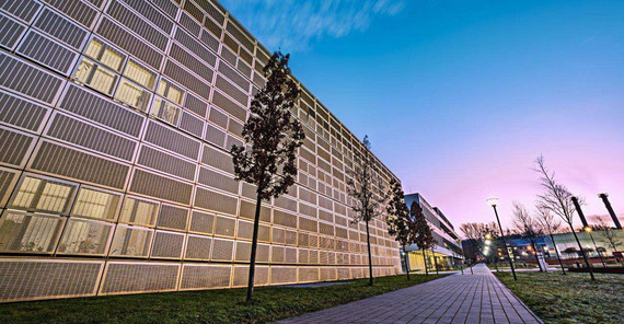 Die Mathematisch-Naturwissenschaftliche Fakultät vergibt jährlich drei Fakultätspreise für herausragende Lehre. In diesem Jahr gehen zwei davon an Lehrende des Instituts für Physik und Astronomie. | Foto: Ernst Kaczynski Die Mathematisch-Naturwissenschaftliche Fakultät vergibt jährlich drei Fakultätspreise für herausragende Lehre. In diesem Jahr gehen zwei davon an Lehrende des Instituts für Physik und Astronomie. | Foto: Ernst Kaczynski