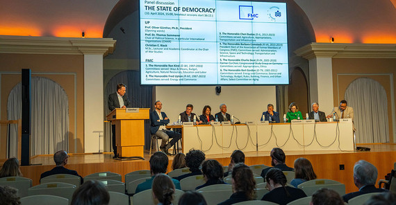 Professor Oliver Günther steht im Audimax am Rednerpult und begrüßt seine Gäste.